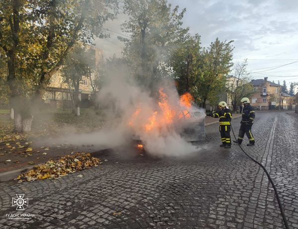 З-під капота виривалося полум’я: в Хусті трапилося займання автомобіля