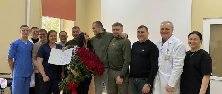 В Ужгороді поранений боєць одружився зі своєю коханою у лікарні