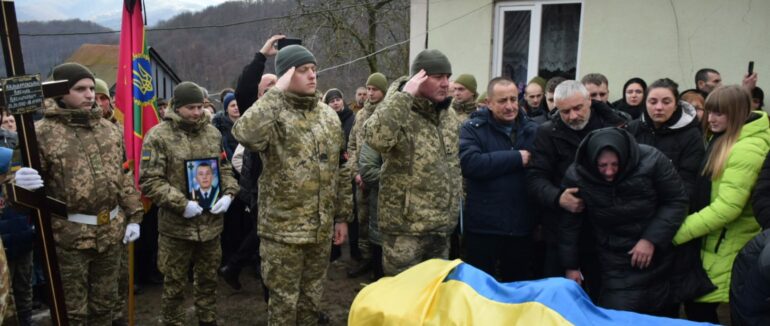 В останню путь: на Ужгородщині поховали прикордонника (ФОТО)