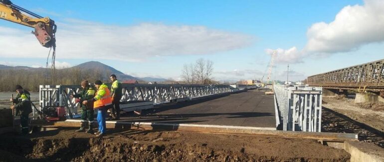 Через Тересву змонтовано шість з семи прогонових конструкцій модульного мосту