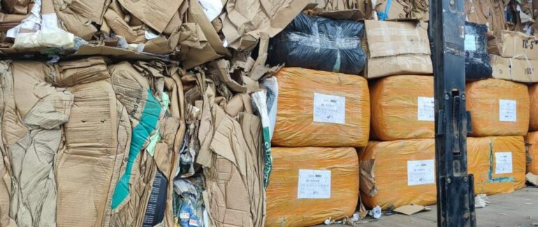 На Закарпатті у вантажівках серед макулатури знайшли незадекларовані речі