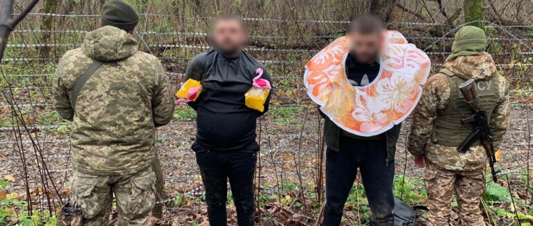 Дитячі нарукавники та круг для плавання для перетину: на Закарпатті затримали порушників