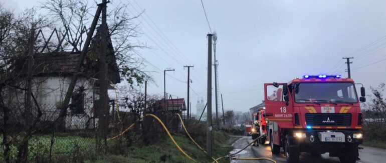 Пожежа через камін?: у Великих Ком’ятах загорілася двоповерхова будівля (ФОТО)