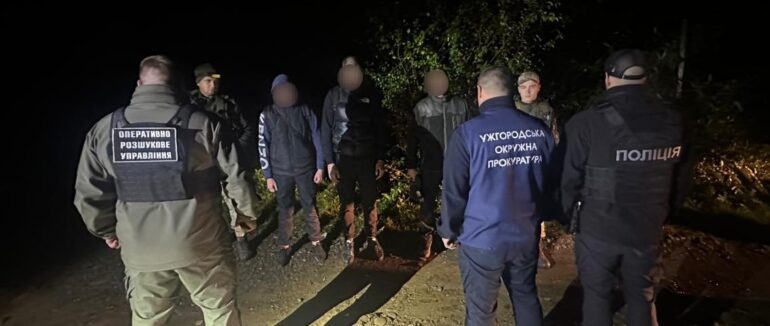 2500 доларів з “клієнта”: на Закарпатті затримали переправника