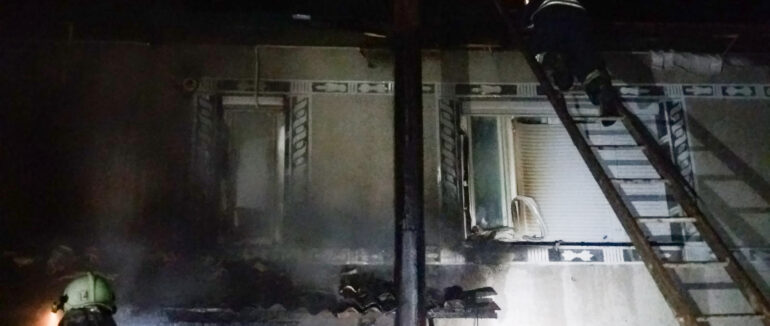 На момент пожежі чоловік був у середині: на Хустщині рятувальники ліквідували займання у будинку