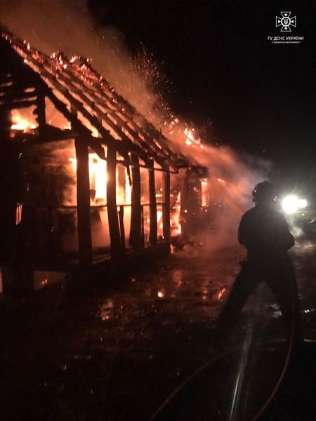 Вогонь знищив все: на Тячівщині горіла надвірна споруда