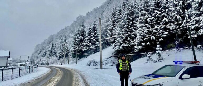 Поліцейські на дорогах: Рахівщину через погодні умови контролюють патрульні (ФОТО)