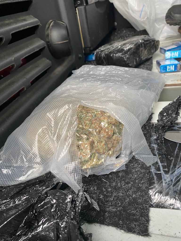 На кордоні у вантажівці закарпатського перевізника знайшли тайники з сигаретами та наркотиками