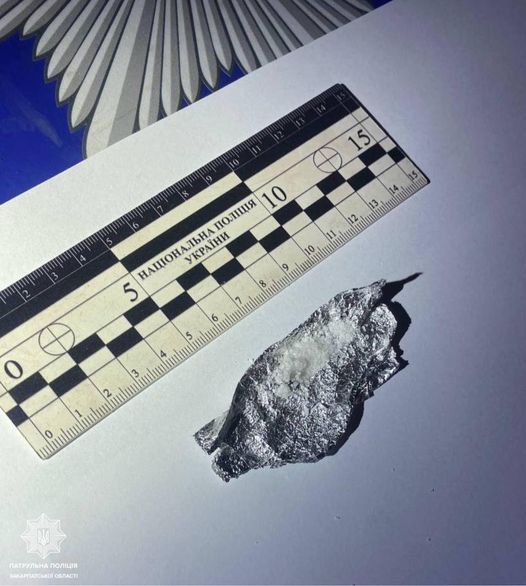 В Ужгороді у чоловіка на вулиці знайшли 2 згортки з наркотиками