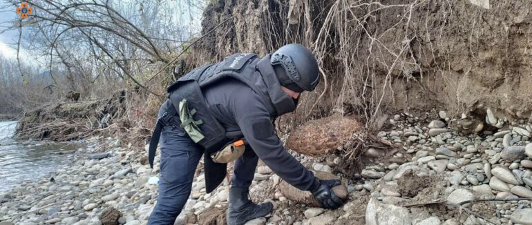 Піротехніки знищили дві авіабомби, знайдені біля річки в селищі Буштино