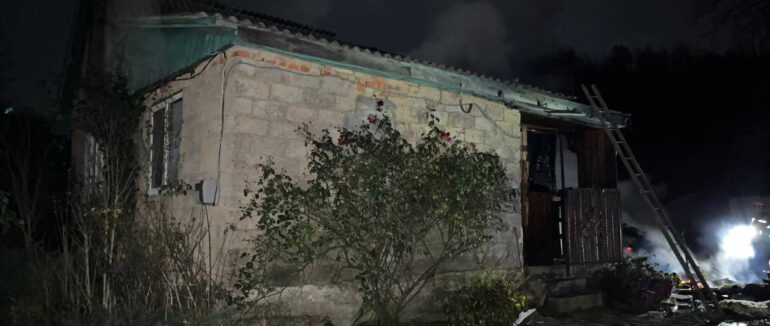 У Лазах Тячівської громади вночі згоріла дровітня при будинку