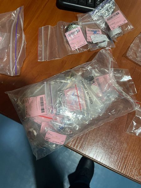 Нелегально везли з України: на закарпатському кордоні вилучили майже сто пакетів із золотими прикрасами