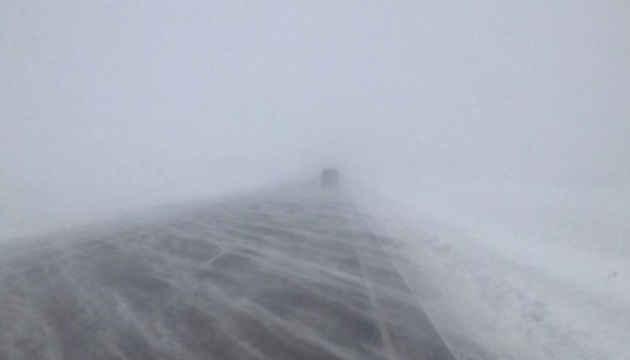 На передгірній ділянці траси Київ-Чоп через снігопад ускладнений рух