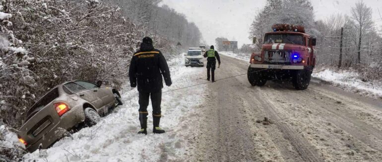 Неподалік Перечина через негоду авто злетіло з дороги