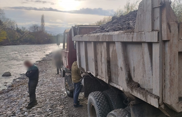 Видобували річкове каміння: на Закарпатті затримали горе-копачів