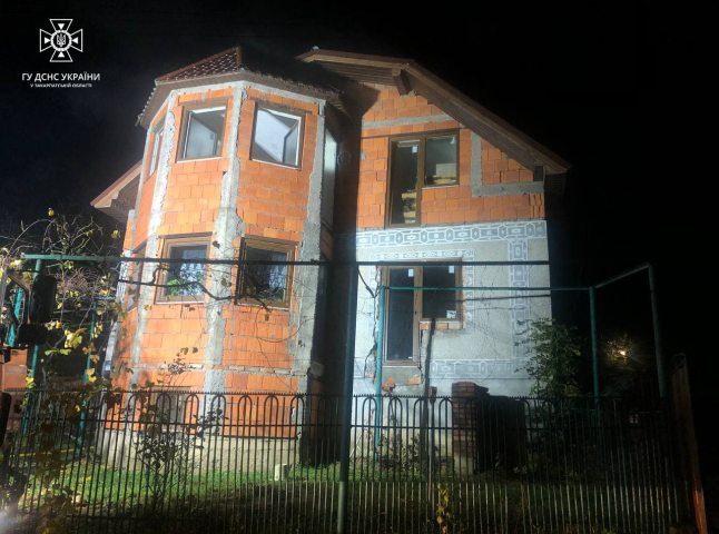 Ввечері на Мукачівщині загорівся будинок: 8 рятувальників гасили пожежу