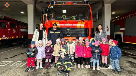На Закарпатті рятувальники регулярно проводять екскурсії пожежними частинами для дітлахів