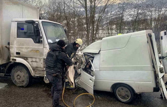 На Рахівщині зіткнулися вантажівка та легковик: рятувальники деблокували водія