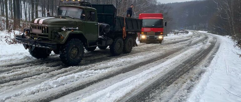Чергова автопригода через негоду: на Хустщині знесло з дороги вантажівку