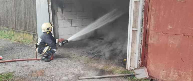 У Берегові рятувальники ліквідували пожежу у гаражі