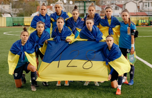 Жіноча команда “Минаю” вшанувала загиблих захисників 128-бригади на футбольному полі