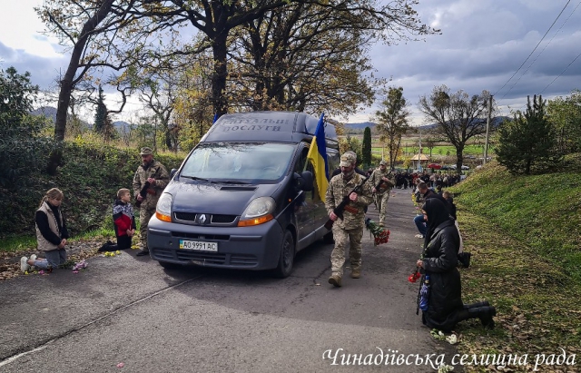 На Мукачівщині провела в останню дорогу Героя Івана Діуса