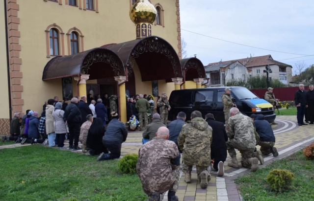 У Берегові попрощалися із загиблим військовим-медиком Самадом Міньоровим