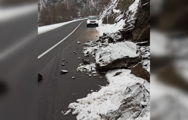 На Рахівщині стався зсув каміння на дорогу