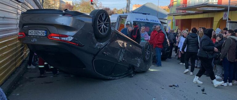 В Ужгороді автомобіль «Toyota Camry» на швидкості перекинулася на дах (ВІДЕО)