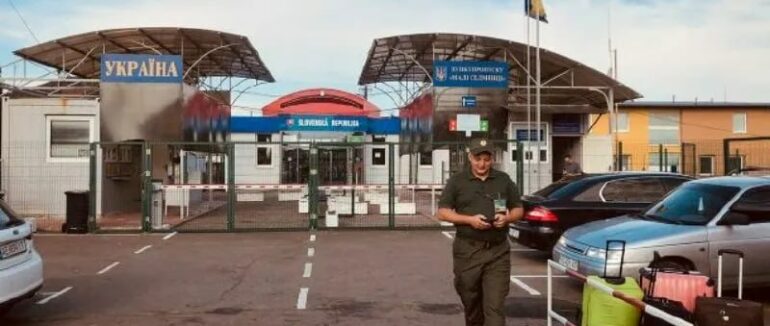 Рух вантажівок через ПП «Вишнє-Нємецке» тимчасово розблоковано