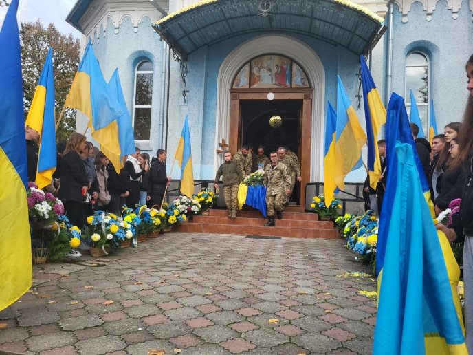 У Хустському районі на колінах зустріли Героя