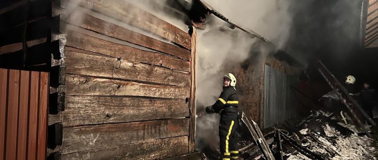 Загроза в будинку: на Хустщині в палаючій оселі виявили два газові балони (ФОТО)