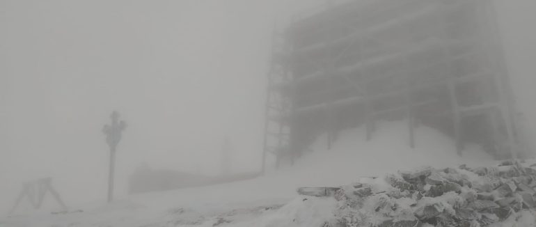 Туман накрив гору Піп Іван