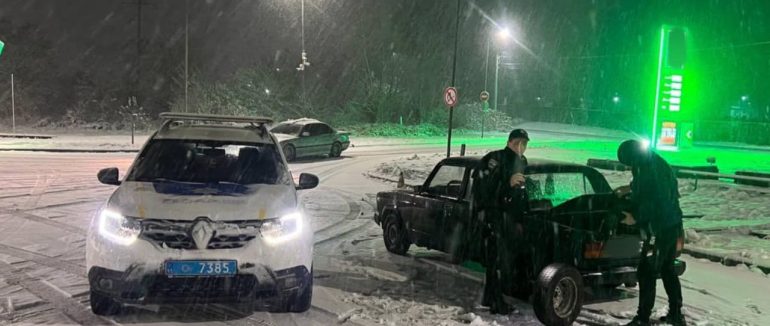 У Мукачеві патрульні допомогли  відштовхати авто з пробитою шиною на узбіччя та замінити колесо