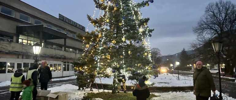 У Перечині прикрасили новорічну ялинку