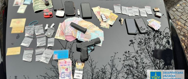 Щомісячний прибуток складав 300 тис. грн: в Ужгороді ліквідували групу наркодилерів