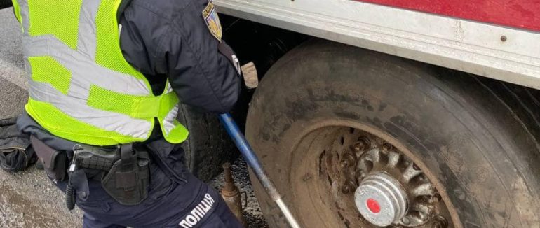 Закарпатські патрульні допомагали упродовж ранку водіями, які опинилися в скруті