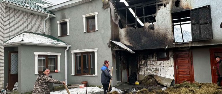 Масштабна пожежа у Колочаві: вогонь охопив коптильню, хлів та літню кухню