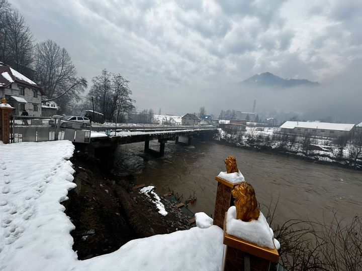 На Рахівщині відновили рух через міст лише для легкових автомобілів