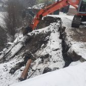 Зсув опорної стіни: на Рахівщині чергова робота техніки (ФОТО)