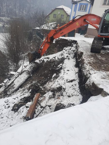 Зсув опорної стіни: на Рахівщині чергова робота техніки (ФОТО)