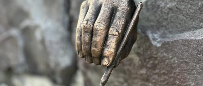 63 міні-скульптуру «Ласло Біро» відкрили в Ужгороді!