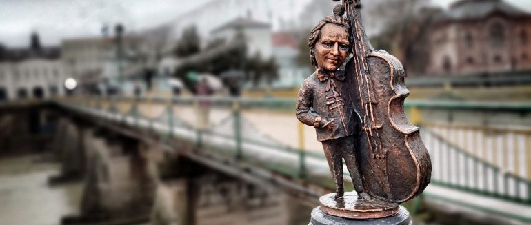 В Ужгороді встановили скульптурку скрипалю Нандору Плотені