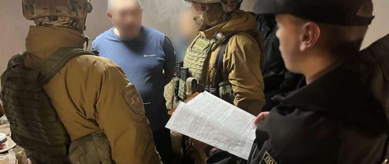 За 12 000 $ обіцяв документи для звільнення з військової служби: на Тячівщині підозрюють посадовця у шахрайстві