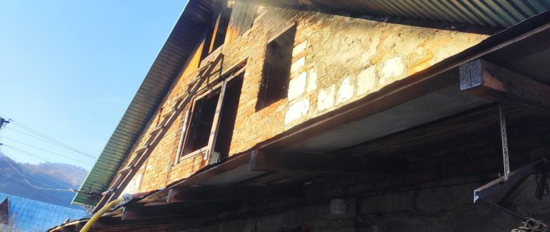 На Тячівщині зайнявся дах житлового будинку