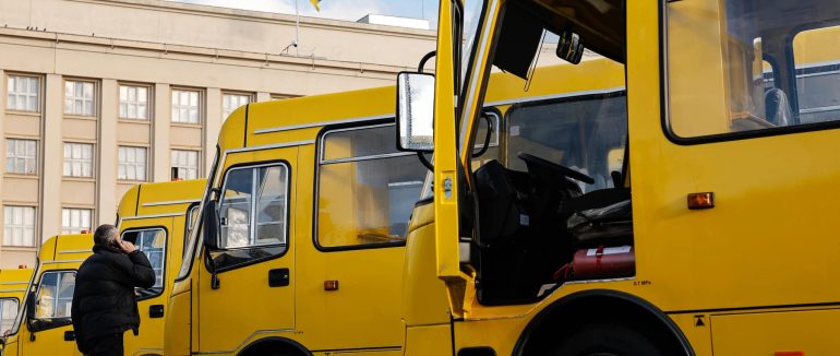 Закарпаття передало 6 нових шкільних автобусів освітянам і представникам ТГ краю