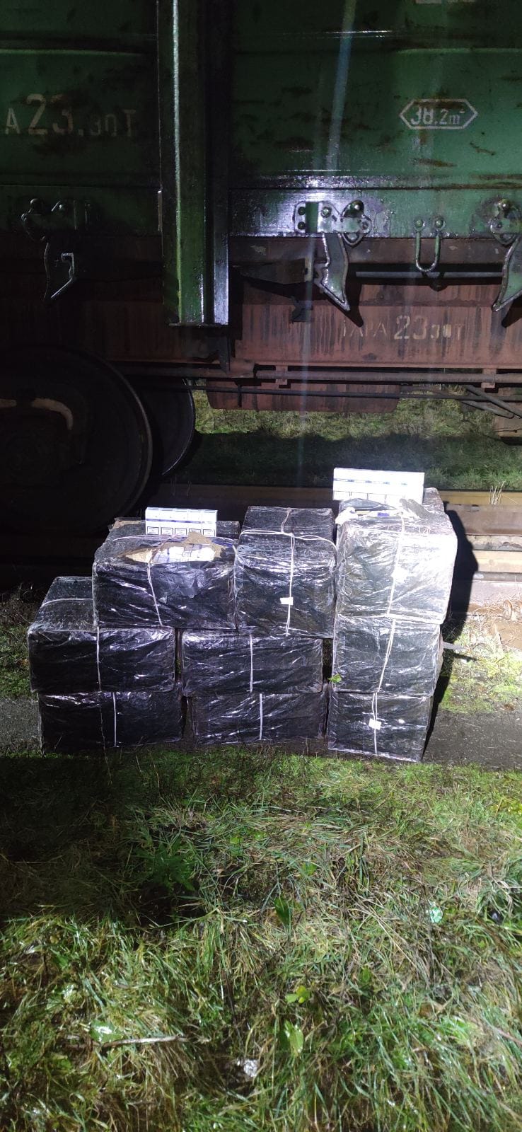 У вантажному потязі на Закарпатті виявили контрабандні сигарети