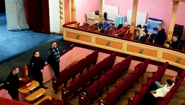 Пожежники в театрі: у Мукачеві провели інструктаж для працівників (ФОТО)