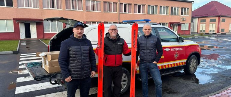 Лижі для рятувальників: підприємство у Мукачеві подарувало ДСНС потрібні комплекти (ФОТО)