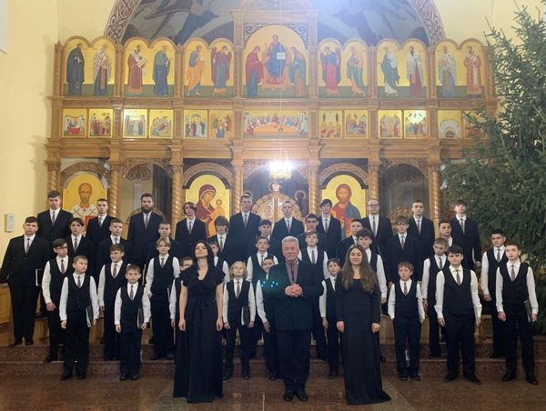 Концерт від хору хлопчиків: Мукачівська хорова школа привітала всіх зі святами (ФОТО)